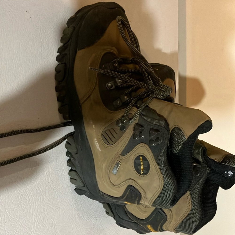 Insulated Merrell women’s hiking shoes size 7